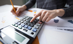 Profissional realizando escrituração contábil e análise financeira em Cuiabá