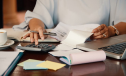 Profissional calculando tributos e planejamento fiscal para empresas em Cuiabá